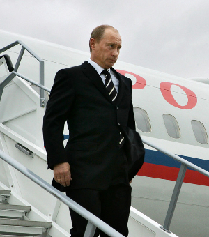 Путин выходит из самолета