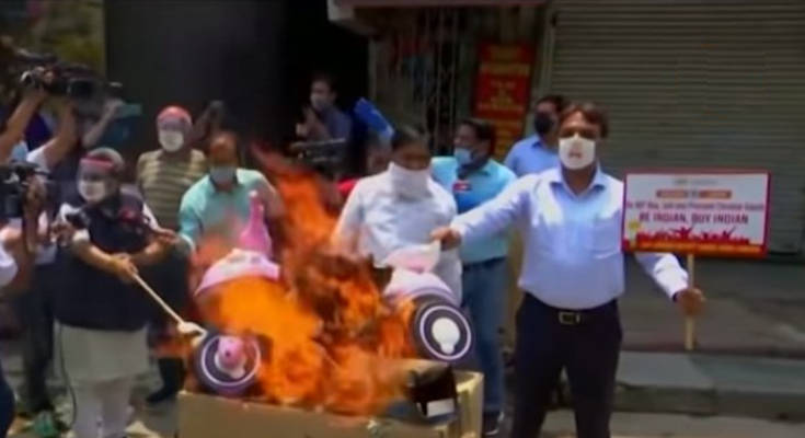 Бунт по-индийски: в Дели сжигают китайские товары