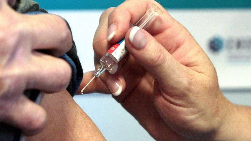 Великобритания стала первой страной, где одобрили вакцину Pfizer