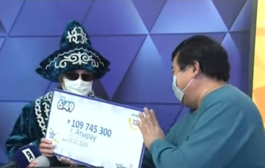 Пенсионер из Атырау выиграл джекпот и выиграл 109 миллионов тенге