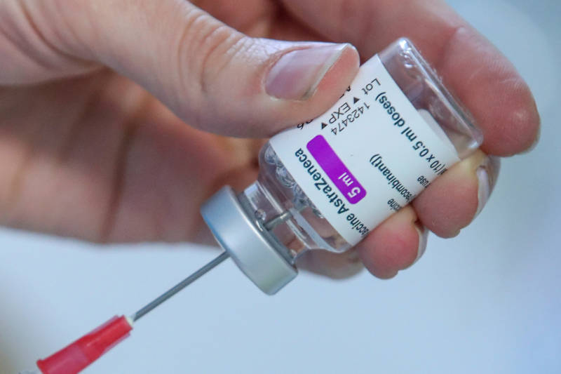 Новые случаи побочек выявили после использования вакцины AstraZeneca