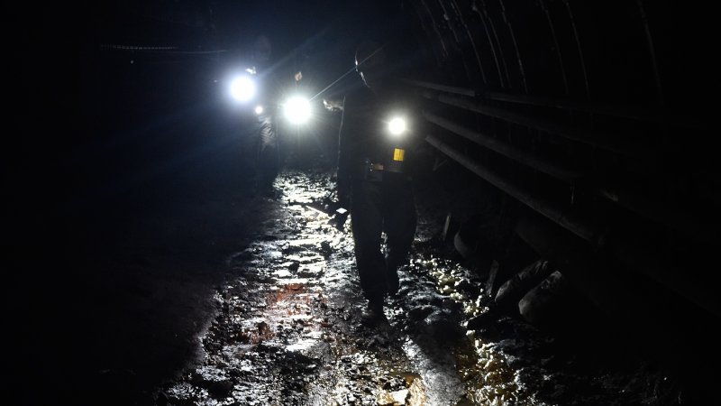 Десять шахтеров две недели ждут спасения под землей