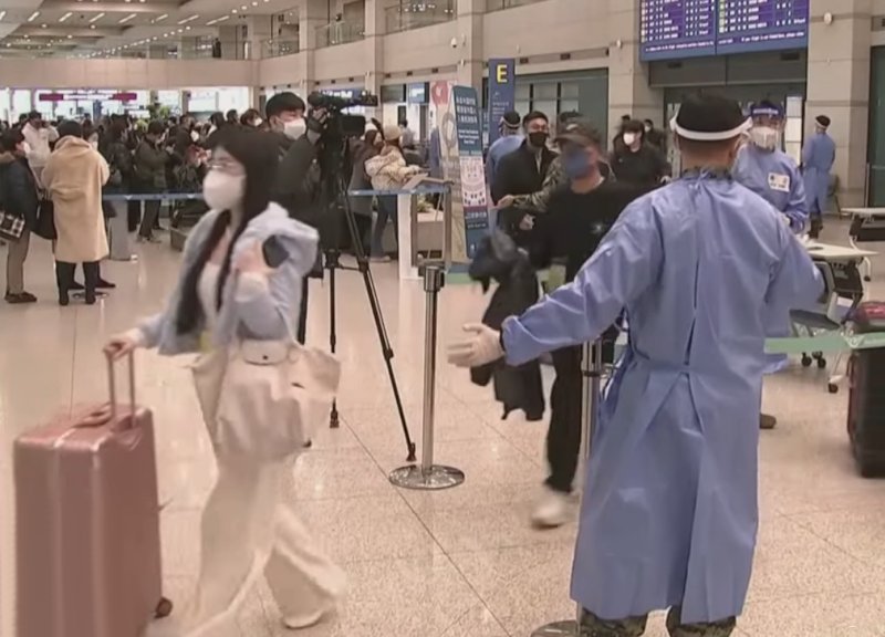 Китай пригрозил ответными мерами странам, которые ужесточают правила въезда для китайских туристов