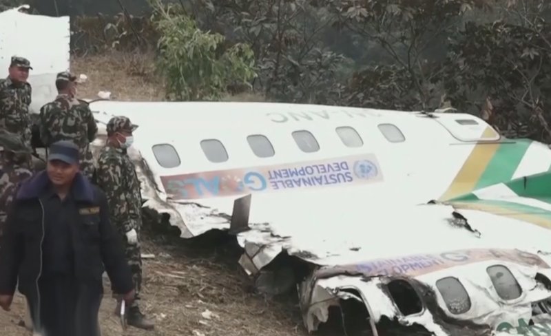 На месте крушения самолета в Непале прекращены поисково-спасательные работы
